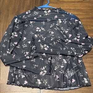 LAST CHANCE! Item will be donated 1/16/25. 
SHEIN Curve Sheer Floral Blouse